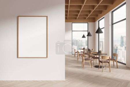 Foto de Interior del moderno restaurante con paredes blancas, suelo de madera y cómodas mesas redondas con sillas marrones. Una maqueta vertical de póster. renderizado 3d - Imagen libre de derechos