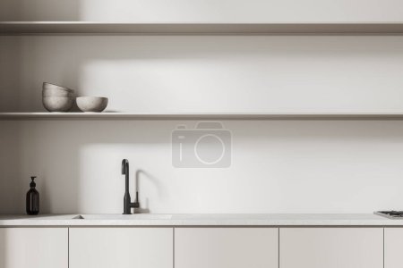 Foto de Fregadero moderno de pie en el interior de la cocina elegante con paredes blancas, gabinetes blancos y estantes colgando por encima de ellos. renderizado 3d - Imagen libre de derechos