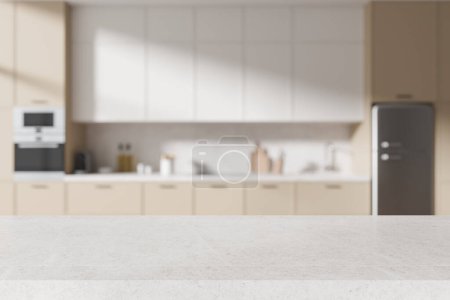 Téléchargez les photos : Table en quartz vide sur fond flou de cuisine intérieure élégante, espace de cuisson avec ustensiles de cuisine et réfrigérateur. Maquette de l'espace de copie pour l'affichage du produit. rendu 3D - en image libre de droit