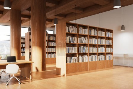 Téléchargez les photos : Vue en angle de l'intérieur de la bibliothèque avec table et chaises, parquet. Salle d'apprentissage ou de coworking avec grande bibliothèque et livres en bois. Fenêtre panoramique sur campagne. rendu 3D - en image libre de droit