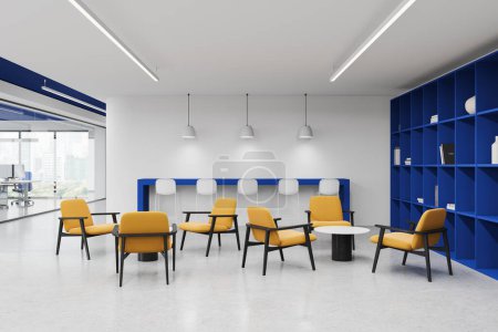 Téléchargez les photos : Intérieur de bureau bleu et blanc avec salle de coworking en verre, fauteuils jaunes en rangée et table basse, étagère avec livres et décoration, chaises de bar avec table. rendu 3D - en image libre de droit