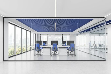 Foto de Interior de loft de oficina blanco y azul con sala de coworking de vidrio, ordenadores PC en el escritorio y sillones en fila. Ventana panorámica de los rascacielos de Bangkok. Renderizado 3D - Imagen libre de derechos