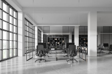 Foto de Elegante interior de negocios con coworking y sala de reuniones de vidrio, ordenadores PC en el escritorio con cajón, sillones en piso de hormigón gris. Ventana panorámica de los trópicos. Renderizado 3D - Imagen libre de derechos
