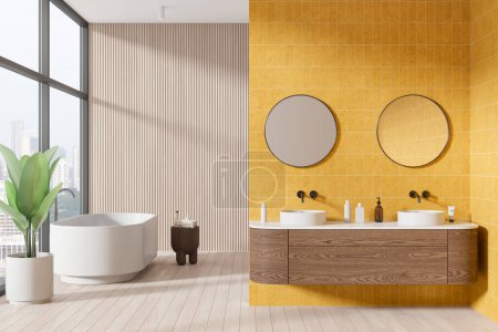 Foto de Color interior del baño del hotel con bañera, doble lavabo con tocador. Elegante diseño de la sala de baño con ventana panorámica en los rascacielos de Singapur. Renderizado 3D - Imagen libre de derechos