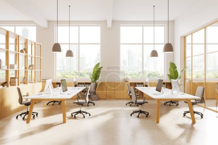 Foto de Acogedor interior de oficina con sillas y escritorio PC en mesa compartida, estante con decoración. Espacio minimalista de coworking con ventana panorámica en los rascacielos de Bangkok. Renderizado 3D - Imagen libre de derechos