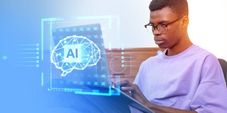 Foto de Joven hombre afroamericano usando portátil con inteligencia artificial interfaz cerebral de inteligencia artificial en la oficina. Concepto de aprendizaje automático - Imagen libre de derechos