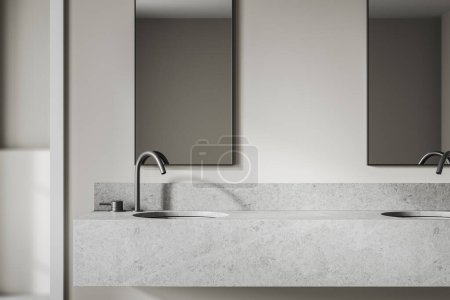 Foto de Interior de baño moderno con paredes grises y lavabo doble masivo con dos espejos verticales colgando por encima de ella. renderizado 3d - Imagen libre de derechos