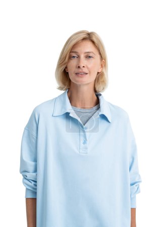 Foto de Hermoso retrato de mujer rubia en polo azul largo, mirando a la cámara. Aislado sobre fondo blanco. Concepto de estilo de vida, actividades, salud, carrera y aficiones - Imagen libre de derechos