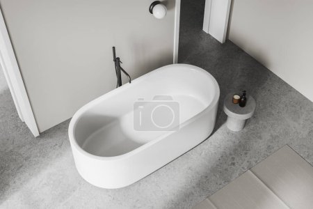 Téléchargez les photos : Vue de dessus de l'intérieur élégant de la salle de bain de l'hôtel avec baignoire blanche et table d'appoint, tapis sur sol en granit. Coin baignade dans un appartement moderne. rendu 3D - en image libre de droit
