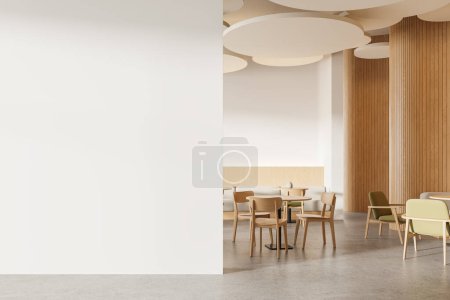 Foto de Interior de restaurante moderno con paredes blancas y de madera, suelo de hormigón, mesas redondas con sillas y acogedores sofás grises. Copia la pared del espacio a la izquierda. renderizado 3d - Imagen libre de derechos