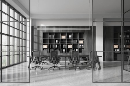 Foto de Oficina oscura interior de negocios con mesa de conferencias y sillas, estante de madera con documentos en piso de hormigón. Ventana panorámica de los trópicos. Renderizado 3D - Imagen libre de derechos