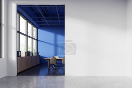 Foto de Interior de negocios azul con mesa de reuniones y sillones, sala de conferencias con aparador. Ventana panorámica en vista tropical. Simular espacio de copia partición de pared vacía. Renderizado 3D - Imagen libre de derechos