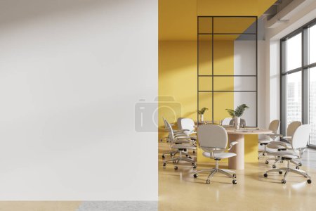 Téléchargez les photos : Intérieur de bureau jaune avec table et chaises rondes en bois, sol en béton. Espace de travail coloré avec fenêtre panoramique sur les gratte-ciel. Maquette partition murale vide. rendu 3D - en image libre de droit