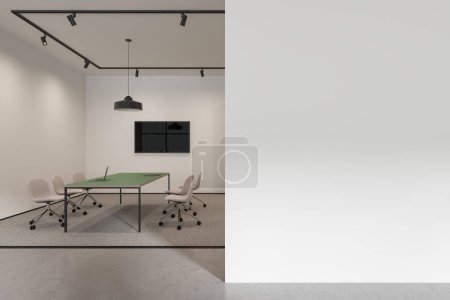 Foto de Interior de oficina beige con tablero y sillones, pantalla de tv. Sala de reuniones de cristal cerrada con muebles de negocios en suelo de hormigón. Simular partición de pared vacía. Renderizado 3D - Imagen libre de derechos