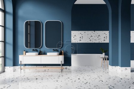 Foto de Interior de elegante cuarto de baño con paredes blancas y azules, suelo de mármol, acogedora bañera blanca y cómodo lavabo doble con dos espejos verticales por encima de ella. renderizado 3d - Imagen libre de derechos