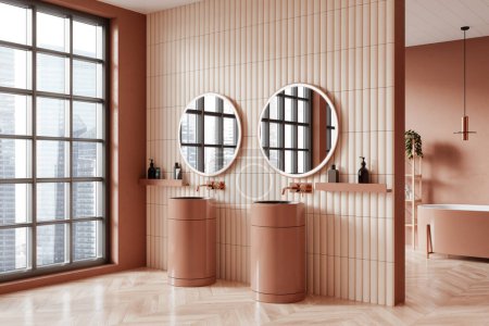 Foto de Esquina de baño interior moderno con paredes de color beige, suelo de madera, cómodo lavabo doble y dos espejos redondos colgando por encima de ella. renderizado 3d - Imagen libre de derechos