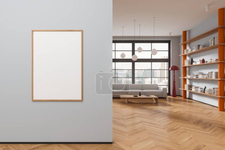 Foto de Interior de la moderna sala de estar con paredes grises, suelo de madera, sofá blanco largo de pie cerca de la mesa de centro de madera y librería con estilo. Un póster vertical a la izquierda. renderizado 3d - Imagen libre de derechos