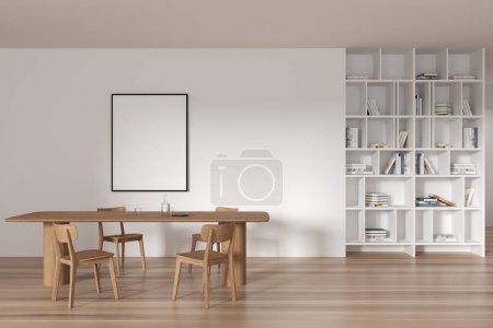 Foto de Casa blanca sala de estar interior con mesa de madera y sillas, piso de madera. Comer espacio con muebles minimalistas y estante con decoración. Mock up cartel de lona en la pared. Renderizado 3D - Imagen libre de derechos