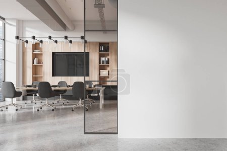 Téléchargez les photos : Intérieur du bureau moderne salle de réunion avec murs blancs et en bois, sol en béton, longue table de conférence avec chaises grises et TV. Copier le mur d'espace sur la droite. Rendu 3d - en image libre de droit