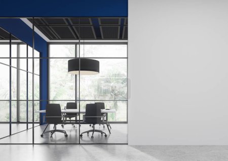 Foto de Interior de la moderna sala de reuniones de oficina con paredes blancas y azules, suelo de hormigón, mesa de conferencias larga con sillas traseras y pared de espacio de copia a la derecha. renderizado 3d - Imagen libre de derechos