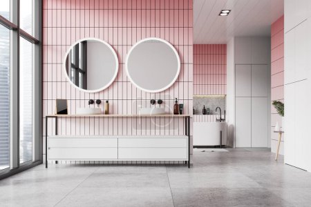 Foto de Elegante cuarto de baño interior con bañera, lavabo doble con tocador y accesorios. Baño rosa con ventana panorámica de los rascacielos de Singapur. Renderizado 3D - Imagen libre de derechos