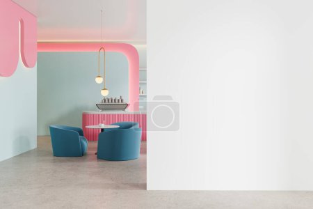 Téléchargez les photos : Intérieur du restaurant élégant avec des murs bleus et roses, sol en béton, tables rondes avec fauteuils bleus confortables. Copier le mur d'espace sur la droite. Rendu 3d - en image libre de droit