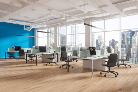 Foto de Esquina de elegante oficina de espacio abierto con paredes blancas y azules, suelo de madera y filas de escritorios de computadora con sillas negras. renderizado 3d - Imagen libre de derechos
