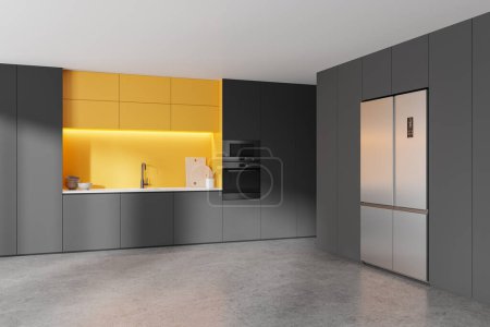 Téléchargez les photos : Vue d'angle de l'intérieur de la cuisine noir et jaune avec réfrigérateur, sol en béton gris. Armoire de cuisson avec ustensiles de cuisine et four monté. rendu 3D - en image libre de droit