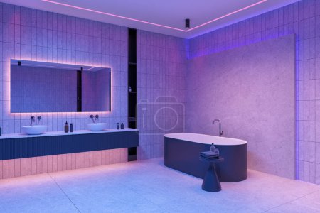 Téléchargez les photos : Neon hôtel salle de bain intérieure avec baignoire, double lavabo avec vanité et miroir. Coin bain avec baignoire et table d'appoint, accessoires et éclairage de nuit. rendu 3D - en image libre de droit