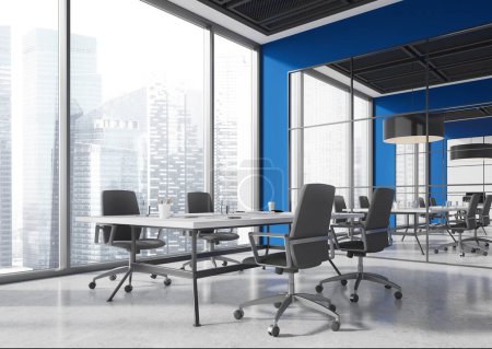 Foto de Esquina de la moderna sala de reuniones de oficina con paredes azules, suelo de hormigón y mesa de conferencias larga con sillas negras. renderizado 3d - Imagen libre de derechos