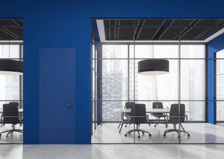 Foto de Interior de la elegante sala de reuniones de oficina con paredes azules, suelo de hormigón, mesa de conferencias cuadrada con sillas negras y puerta a la izquierda. renderizado 3d - Imagen libre de derechos