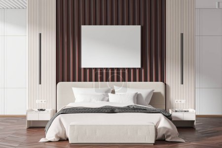 Foto de Interior de dormitorio moderno con paredes blancas y marrones, suelo de madera oscura, cómoda cama king size con dos mesitas de noche. Simulación horizontal de póster. renderizado 3d - Imagen libre de derechos