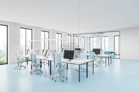Foto de Vista de esquina del interior de la oficina con ordenadores PC en escritorios blancos, suelo de hormigón azul. Elegante zona de aprendizaje o coworking con ventana panorámica en los rascacielos de Bangkok. Renderizado 3D - Imagen libre de derechos