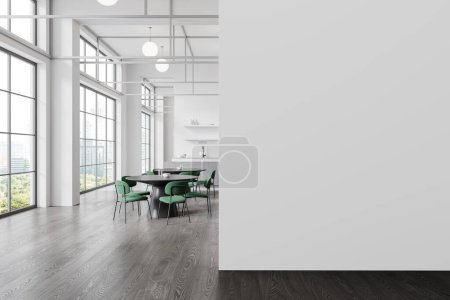 Foto de Interior del restaurante blanco con mesa de comedor y sillas en fila, piso de madera. Bar isla y armario con estante, ventana panorámica de los rascacielos de Bangkok. Mockup partición de pared vacía. Renderizado 3D - Imagen libre de derechos