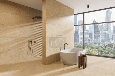 Téléchargez les photos : Vue en angle de l'intérieur de la salle de bain de l'hôtel carrelage avec baignoire, douche avec cloison murale et table d'appoint avec accessoires. Fenêtre panoramique sur les gratte-ciel de Bangkok. rendu 3D - en image libre de droit