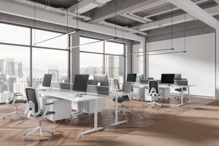 Téléchargez les photos : Coin de style industriel bureau à aire ouverte avec murs blancs, plancher en bois et rangée de bureaux d'ordinateur avec chaises grises. Rendu 3d - en image libre de droit