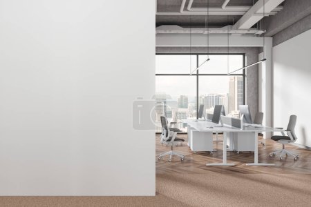 Foto de Interior de la moderna oficina de espacio abierto con suelo de madera, ventana panorámica y fila de escritorios informáticos blancos con sillas grises. Copia la pared del espacio a la izquierda. renderizado 3d - Imagen libre de derechos