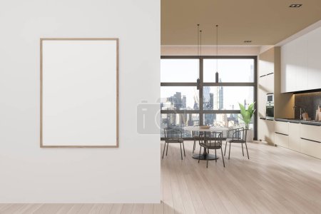 Foto de Blanco y beige interior de la cocina del hogar con mesa de comedor y sillas, piso de madera. Armario de cocina con ventana panorámica de los rascacielos de Nueva York. Simular cartel de lona en la partición. Renderizado 3D - Imagen libre de derechos