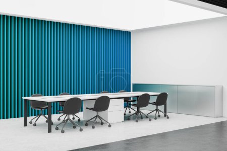 Foto de Vista de esquina del interior de la oficina con sillas y tablero de reuniones, aparador de metal y paneles de pared azules. Espacio para conferencias con mobiliario minimalista. Simular partición de pared vacía. Renderizado 3D - Imagen libre de derechos
