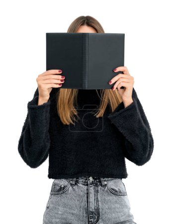 Téléchargez les photos : Jeune femme lisant un livre cachant le visage, étudiant tenant un manuel et étudiant soigneusement. Isolé sur fond blanc. Concept d'éducation, de littérature et de connaissance - en image libre de droit
