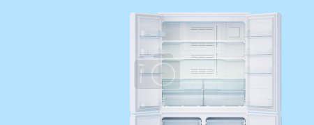 Téléchargez les photos : Vue du réfrigérateur vide avec portes ouvertes sur fond bleu. Concept de stockage de marchandises et d'appareils de cuisine. Rendu 3d - en image libre de droit