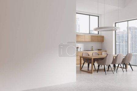 Foto de Vista de esquina del interior de la cocina del hogar con mesa y sillas, estantes de gabinete de cocina de madera. Ventana panorámica de los rascacielos de Bangkok. Mockup partición de pared vacía. Renderizado 3D - Imagen libre de derechos
