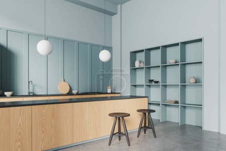 Téléchargez les photos : Vue en angle de la cuisine intérieure de la maison bleue avec îlot de bar et tabouret, armoire de cuisson avec évier et cuisinière à gaz, étagère avec ustensiles de cuisine. Cuisine et salle à manger avec des meubles minimalistes. rendu 3D - en image libre de droit