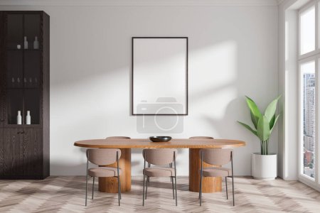 Téléchargez les photos : Maison blanche salon intérieur avec table à manger et chaises, placard avec vaisselle sur plancher de bois franc. Fenêtre panoramique sur les gratte-ciel de Bangkok. Maquette d'affiche vierge sur le mur. rendu 3D - en image libre de droit