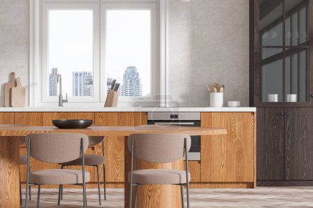 Téléchargez les photos : Intérieur de cuisine classique en bois avec table à manger, armoire de cuisson et placard sur plancher de bois franc. Fenêtre panoramique sur les gratte-ciel de Bangkok. rendu 3D - en image libre de droit
