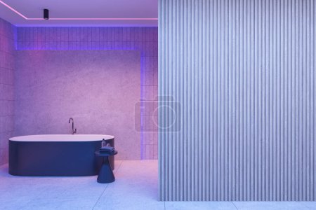 Téléchargez les photos : Neon maison salle de bain intérieure avec baignoire et table d'appoint, sol en granit carrelage. Espace de baignade dans un appartement moderne avec éclairage au néon. Cloison de mur d'espace de copie vide. rendu 3D - en image libre de droit