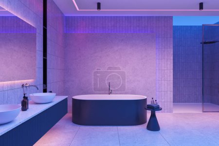 Téléchargez les photos : Neon hôtel salle de bain intérieure avec baignoire, double lavabo avec vanité et douche en verre. Espace de bain avec baignoire et table d'appoint, accessoires et éclairage de nuit. rendu 3D - en image libre de droit