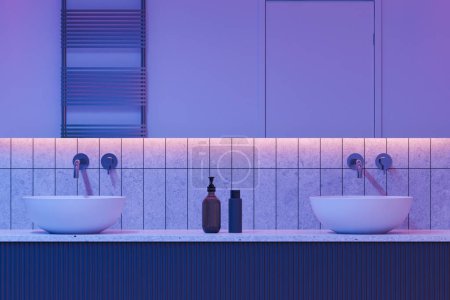 Téléchargez les photos : Intérieur de salle de bain moderne avec murs blancs, confortable lavabo double avec miroir long et néons violets. Rendu 3d - en image libre de droit