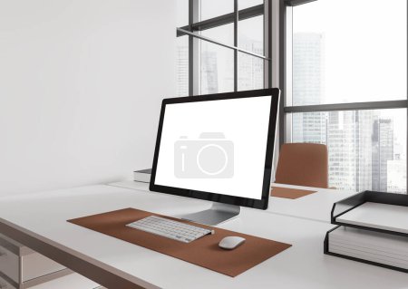 Foto de Vista de esquina del interior del espacio de trabajo con la pantalla en blanco del ordenador de la PC de la maqueta, espacio de coworking con las herramientas. Ventana panorámica de los rascacielos de Singapur. Renderizado 3D - Imagen libre de derechos