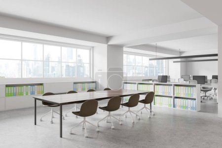 Foto de Vista de esquina del interior de la oficina con mesa de reuniones y sillas, ordenadores PC en el escritorio en fila, cajón con carpetas. Oficina de trabajo con ventana panorámica en los rascacielos de Bangkok. Renderizado 3D - Imagen libre de derechos